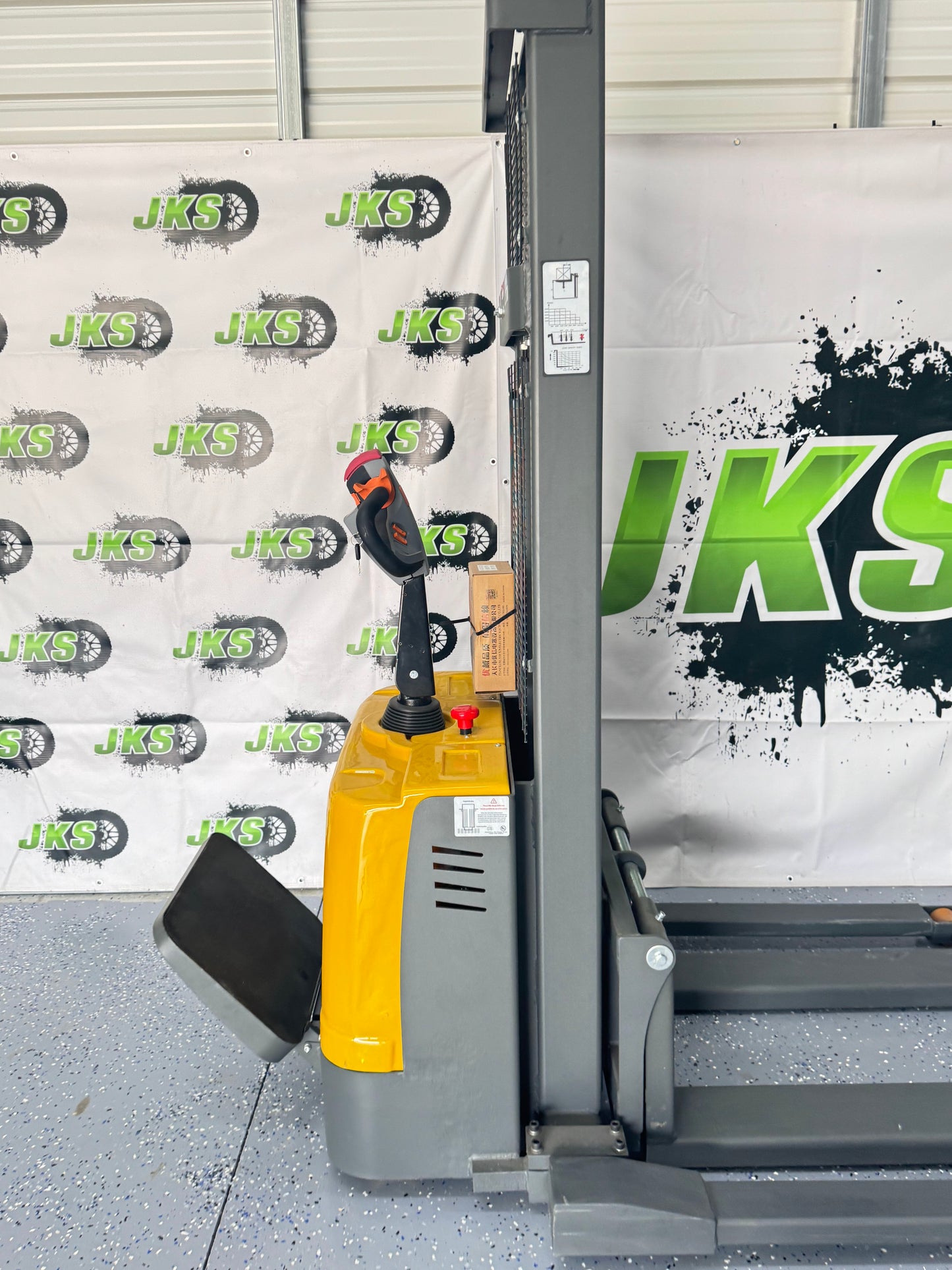 #1.2 JKS Tiny Titan 3300 w/ Adjustable Straddle Legs