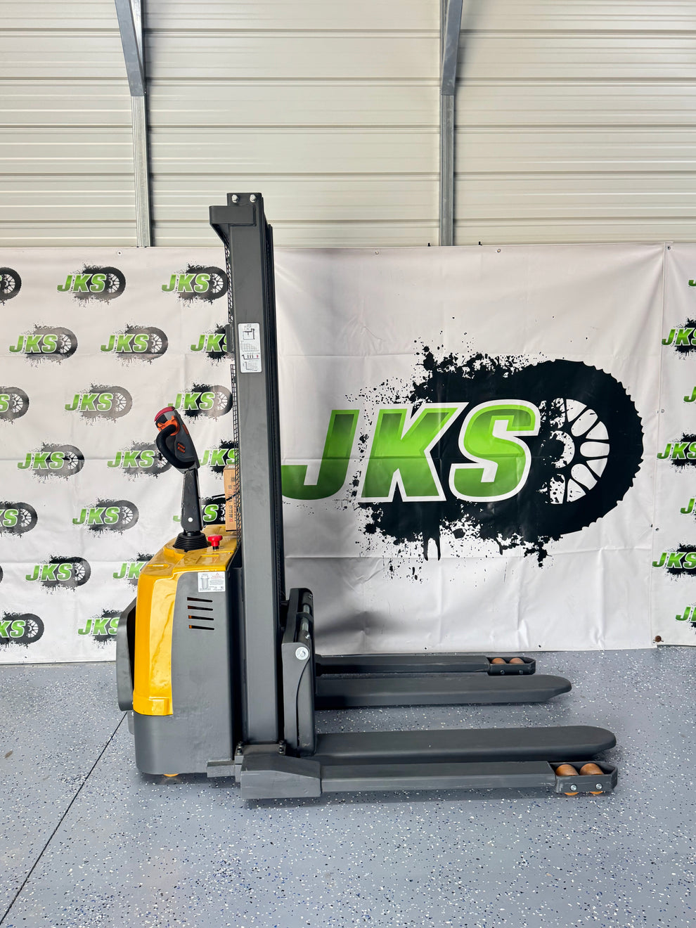 #1.2 JKS Tiny Titan 3300 w/ Adjustable Straddle Legs – JKS Heavy Industries