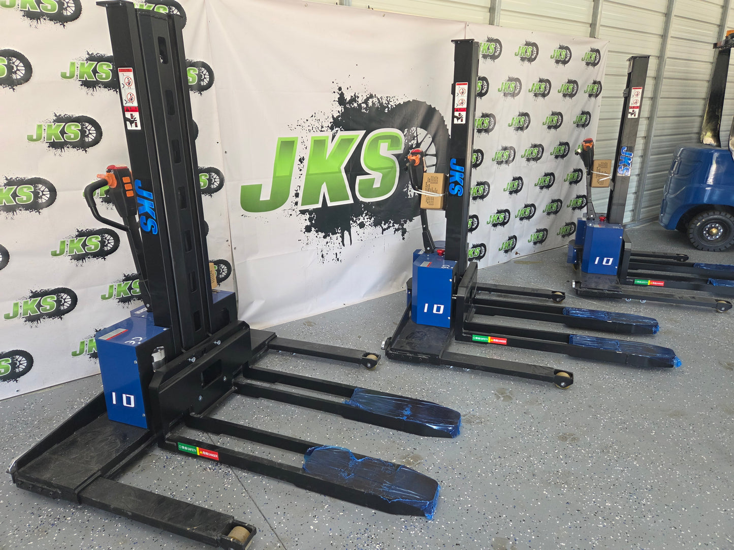#3.2  EZ Mover Self-loading fully Electric staddle legs forklift